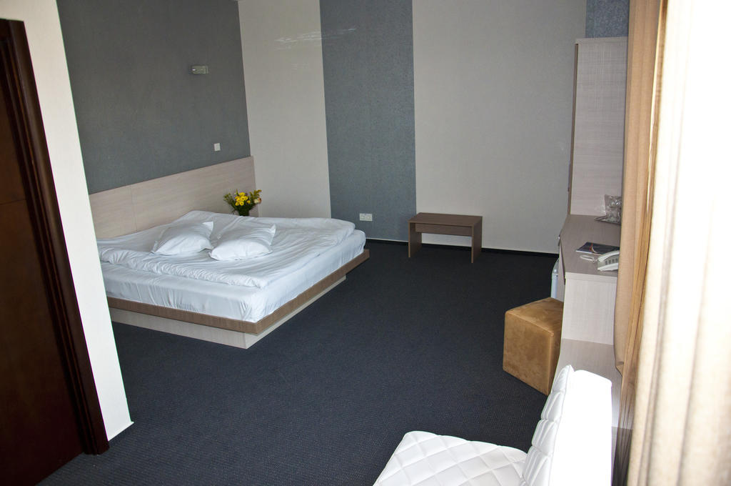 Albert Hotel โปลเยชต์ ภายนอก รูปภาพ