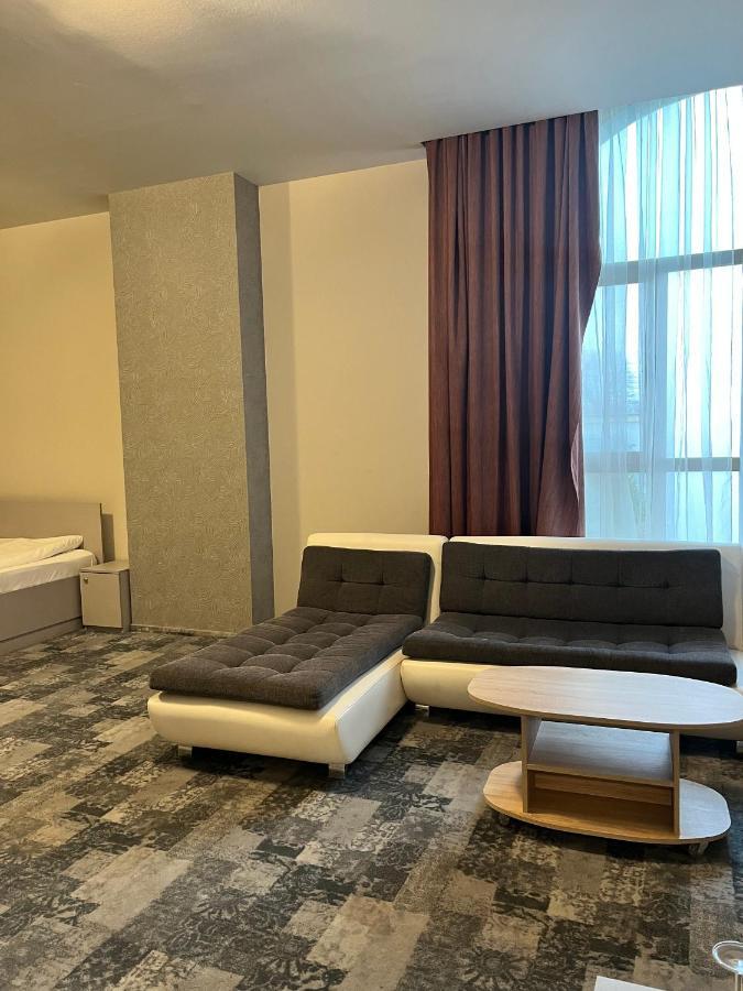 Albert Hotel โปลเยชต์ ภายนอก รูปภาพ