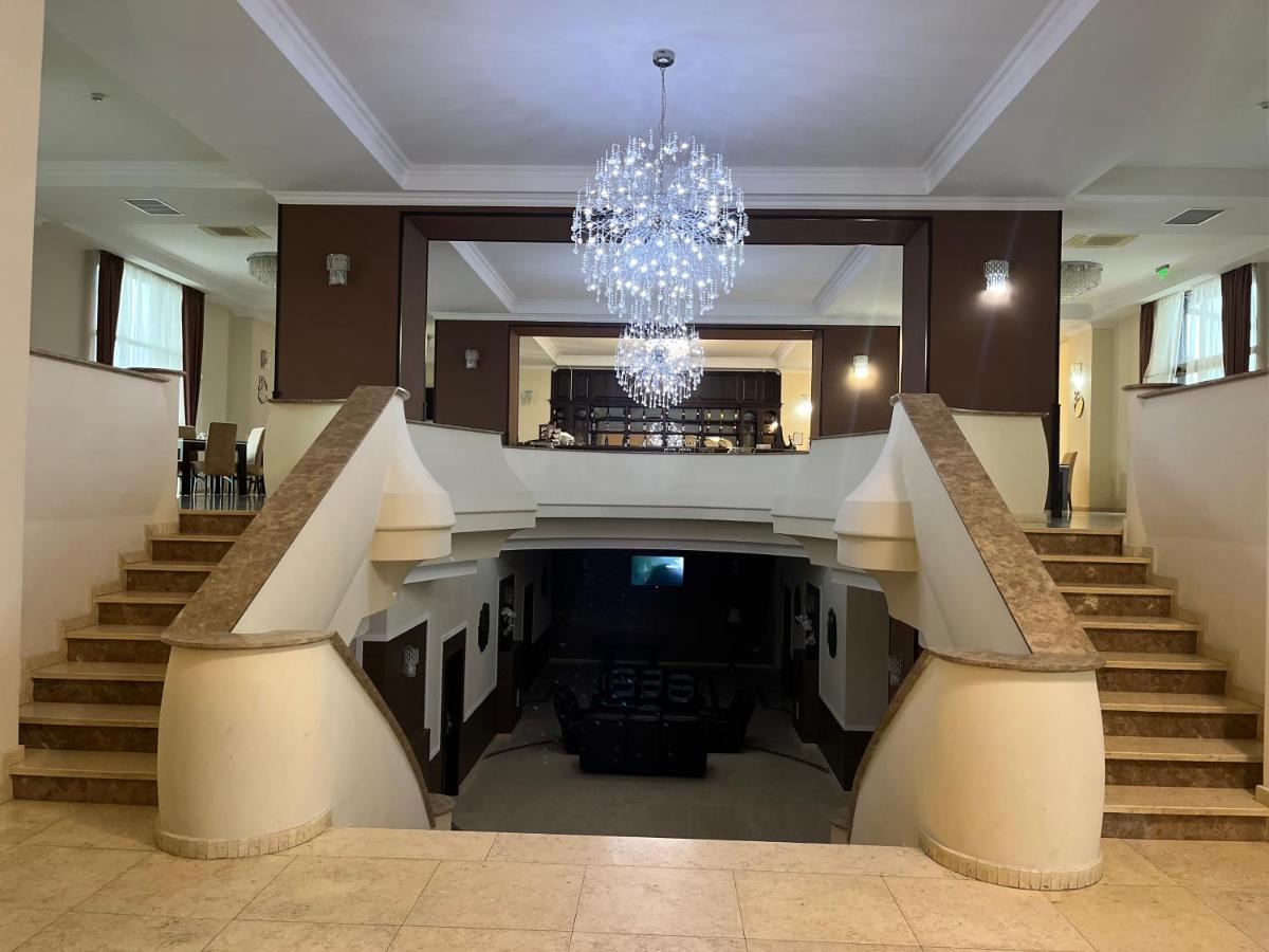 Albert Hotel โปลเยชต์ ภายนอก รูปภาพ