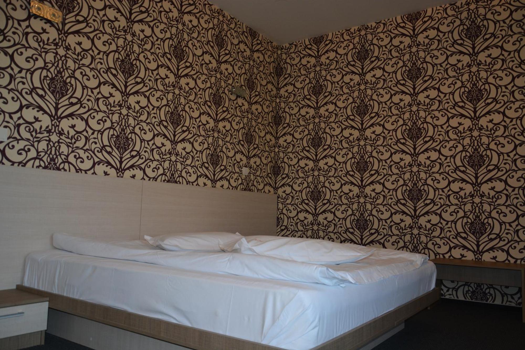 Albert Hotel โปลเยชต์ ห้อง รูปภาพ