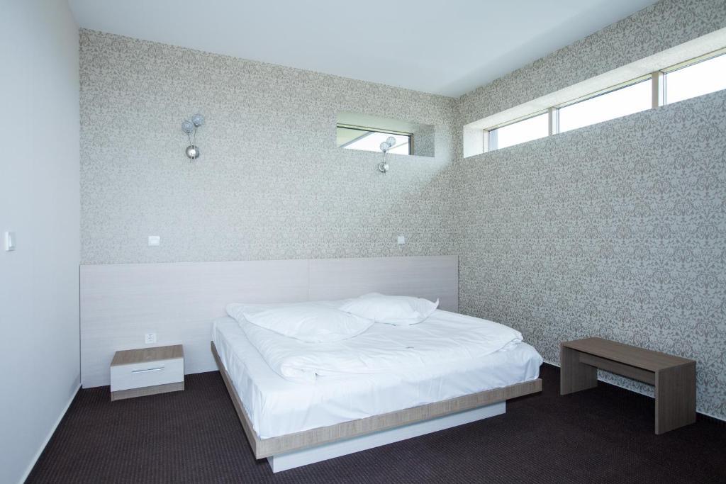 Albert Hotel โปลเยชต์ ภายนอก รูปภาพ